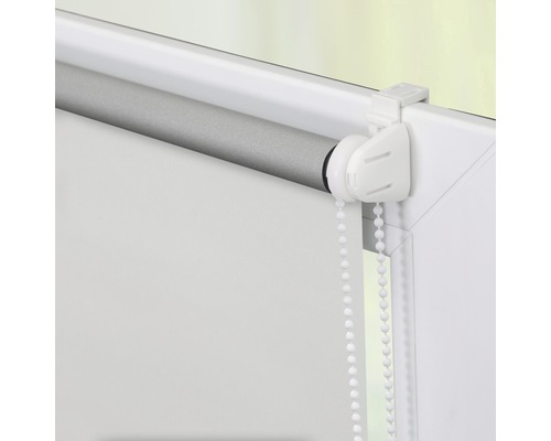 Detailaufnahme eines Rollos mit Kettenzug zur Fensterdekoration