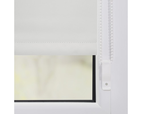 Detailaufnahme eines weißen Rollos am Fenster mit Kettenzugbedienung