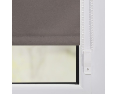 Graues Rollo am Fenster mit Kettenzug