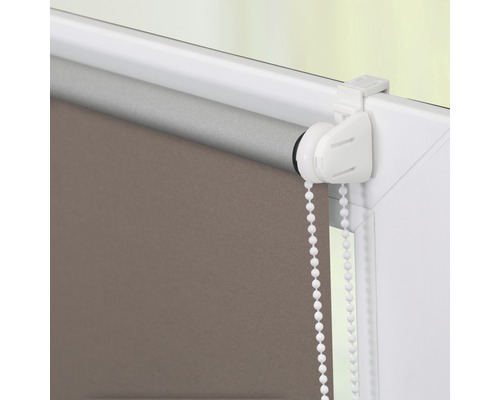 Detailansicht eines Rollos mit Kettenzug am Fensterrahmen