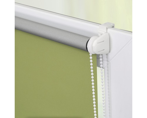 Nahaufnahme einer grünen Fensterrollos mit Kettenzug