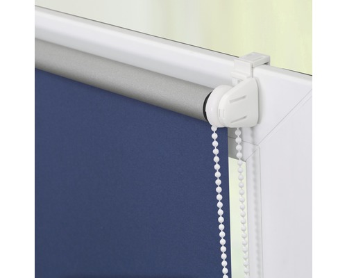 Blaues Rollo mit Kettenzug und weißem Rahmen