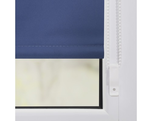 Blauer Rollladen am Fenster mit Kettenzugbedienung