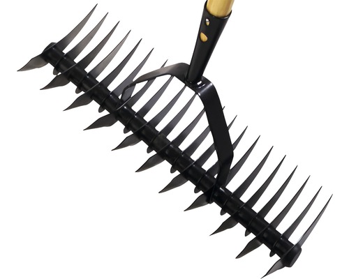 Vertikutierer mit Holzgriff zur Gartenpflege