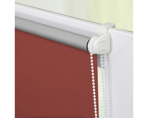 Detailansicht eines roten Rollos mit Kettenzug am Fenster