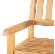 Detailaufnahme einer Gartenbank aus Holz mit Armlehne
