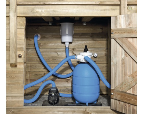 Sandfilteranlage mit Pumpe und Zubehör im Holzschuppen