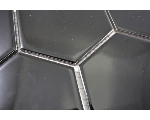 Nahaufnahme von schwarzen, sechseckigen Keramikfliesen mit Fugen