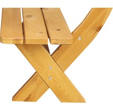 Detailansicht eines Holzgartentisches mit gekreuzten Beinen