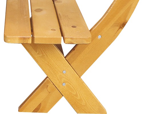 Detailansicht eines Holzgartentisches mit gekreuzten Beinen