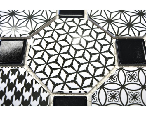 Mosaikfliesen mit geometrischen Mustern in Schwarz und Weiß