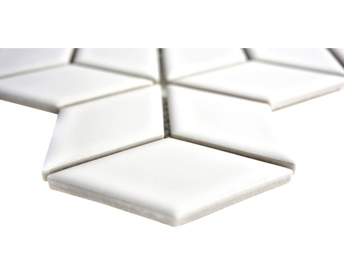 Nahaufnahme von weißen Mosaikfliesen in Rautenform