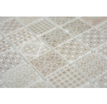 Nahaufnahme von Mosaikfliesen mit verschiedenen Mustern