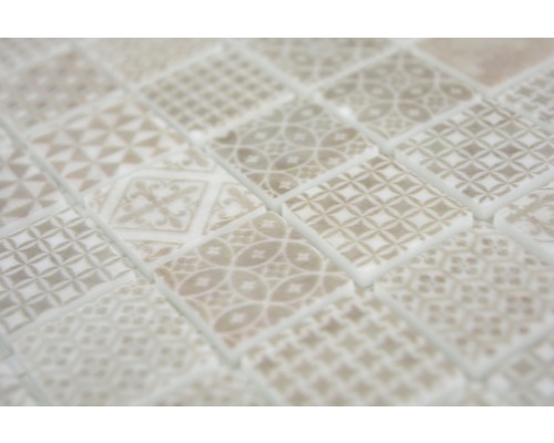 Nahaufnahme von Mosaikfliesen mit verschiedenen Mustern