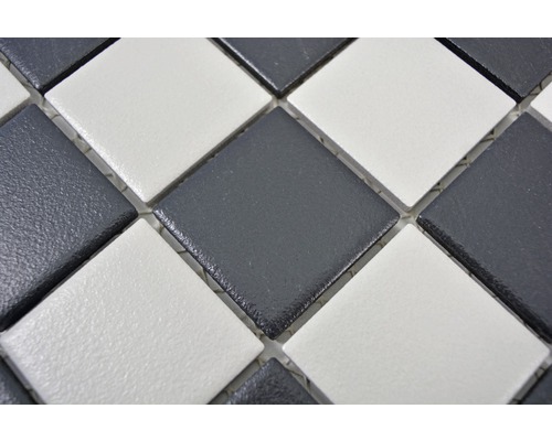 Nahaufnahme von Mosaikfliesen in quadratischer Form