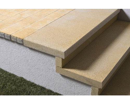 Außentreppe aus Stein mit Pflastersteinen