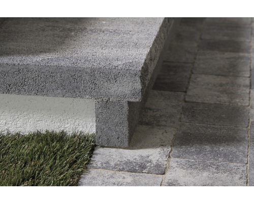 Detailaufnahme einer Treppe aus Betonsteinen mit Rasenfläche