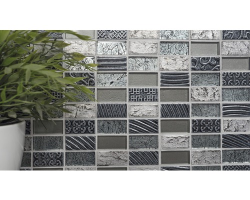 Mosaikfliesenwand mit verschiedenen Mustern