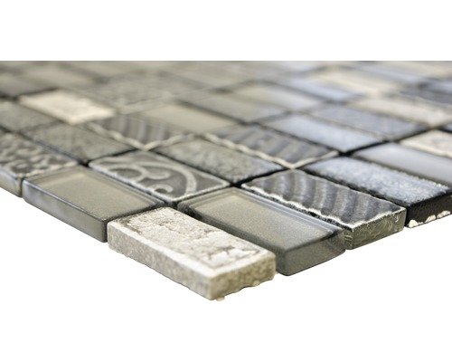 Mosaikfliese mit rechteckigen Steinen aus Glas und Naturstein