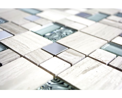 Nahaufnahme von Mosaikfliesen aus Stein, Glas und Metall