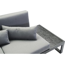 Detailansicht eines grauen Loungemöbels mit Kissen und Tischplatte