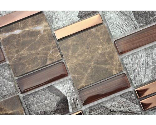 Detailansicht einer Mosaikfliese mit Marmor-, Glas- und Metallelementen