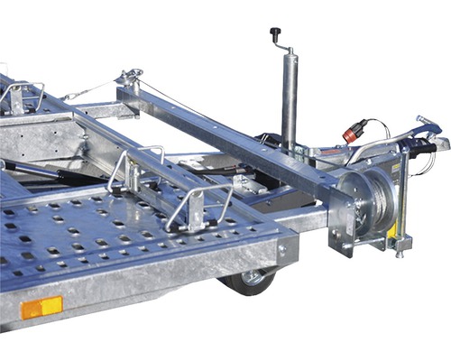 Detailansicht eines Autoanhängers mit Seilwinde und verstellbaren Radanschlägen