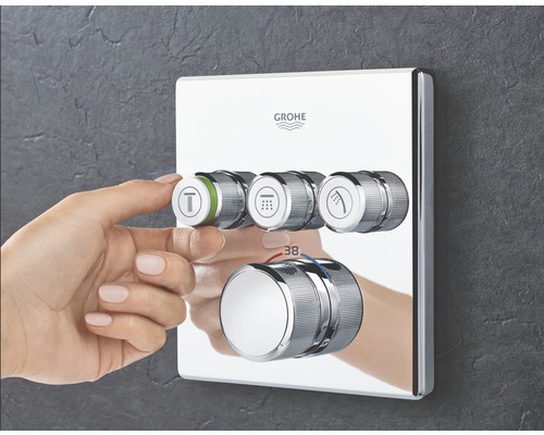 Grohe Logo. Person bedient Duscharmatur mit Temperaturregler und verschiedenen Strahlarten.