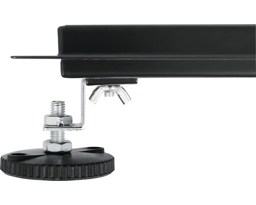 Detailansicht einer Gewächshausbefestigung mit Schraube und Mutter.