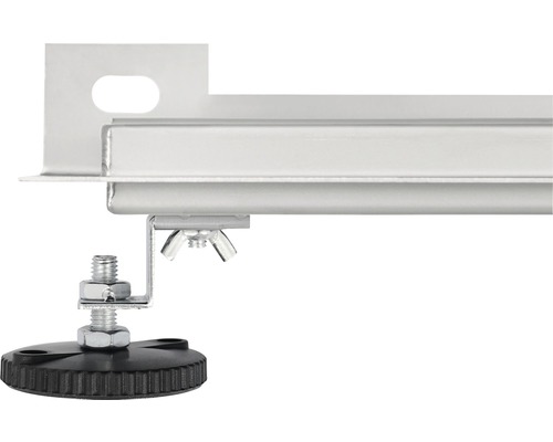 Detailansicht einer Metallschiene mit Stellfuß zur Justierung