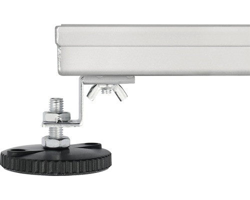 Detailaufnahme eines Aluminiumprofils mit Stellfuß zur Nivellierung