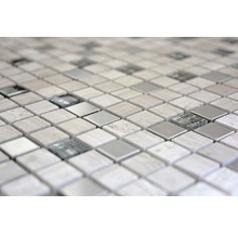 Nahaufnahme von quadratischen Mosaikfliesen aus Marmor, Metall und Glas