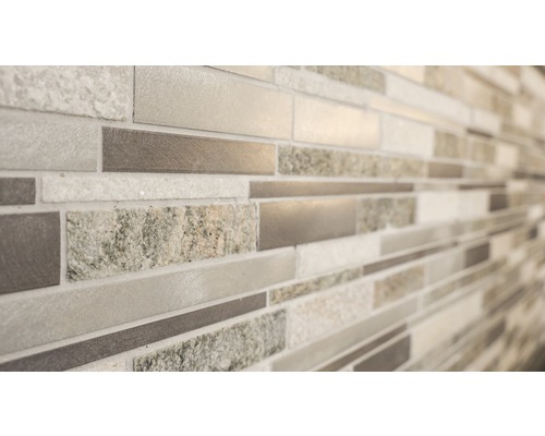 Wandfliesenmosaik mit verschiedenen Oberflächen