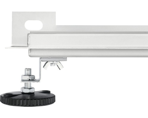 Detailaufnahme eines Regalbodens mit Nivellierfuß zur Höhenverstellung