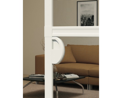 Nahaufnahme eines Insektenschutzrollos vor einem Wohnzimmer