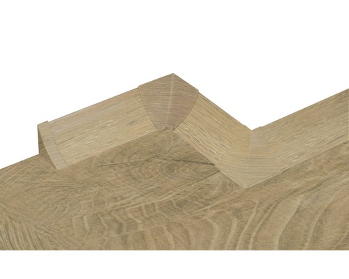 Detailaufnahme einer Holztreppe mit Trittkante