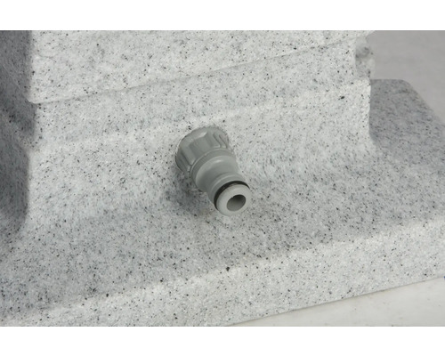 Detailaufnahme eines Wasserhahnanschlusses an einem Wasserreservoir