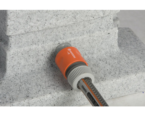 Gardena Logo mit Schlauchverbinder an Wasserzapfstelle