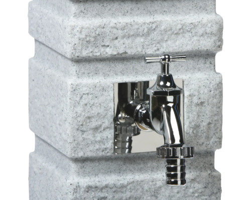 Wasserhahn an einer Wasserstelle aus Stein