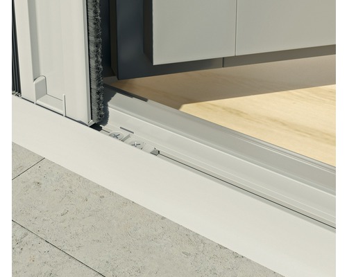 Detailansicht einer Insektenschutz-Plissee-Tür mit Bürstendichtung und flacher Schwelle