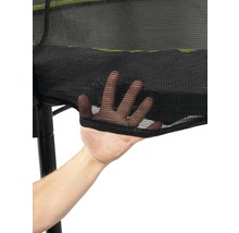 Detailaufnahme eines Sicherheitsnetzes für ein Trampolin mit einer Hand, die das Netz berührt.