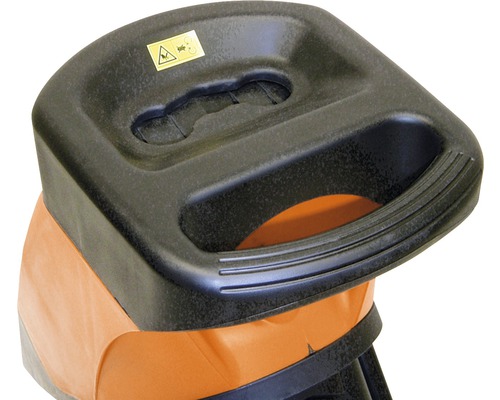 Detailaufnahme einer Gartenhäcksler-Einfüllöffnung mit Warnhinweis