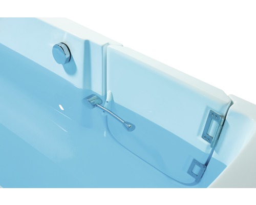 Detailansicht einer gefüllten Badewanne mit Einstiegstür