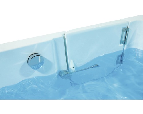 Detailansicht einer Badewanne mit Tür, gefüllt mit Wasser