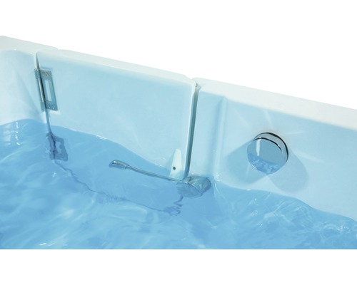 Detailansicht einer gefüllten Badewanne mit Ablaufgarnitur