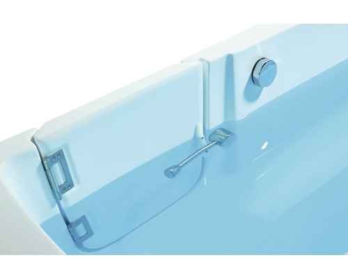 Detailansicht einer Badewanne mit Einstiegstür und Wasserfüllung.