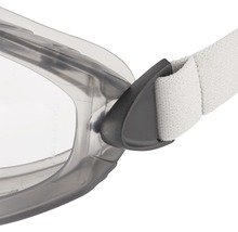 Detailaufnahme einer Schutzbrille mit transparentem Rahmen und verstellbarem Kopfband.