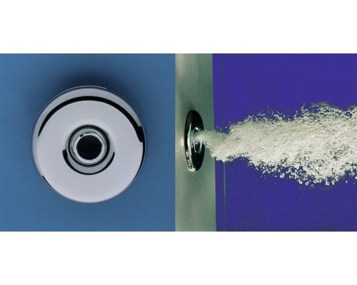 Düsenkopf und Wasserstrahl für eine Badewanne