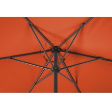 Detailaufnahme der Unterseite eines Sonnenschirms mit Streben