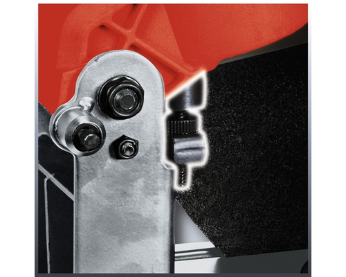 Detailansicht einer Metallsäge mit Schrauben und Einstellvorrichtungen.